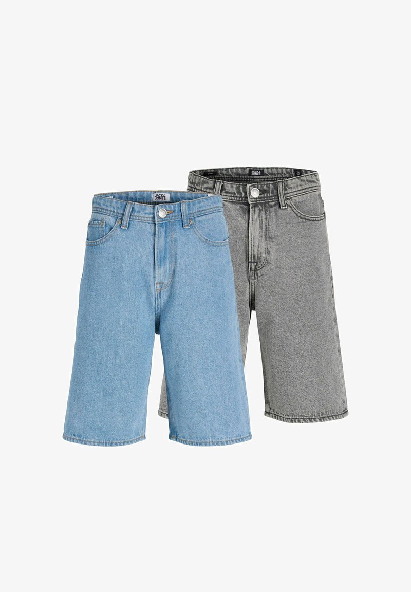 Dwie pary krótkich spodenek jeansowych do kolan, jedna jasnoniebieska, a druga szara, obie z przednimi kieszeniami i zapięciem na guziki.