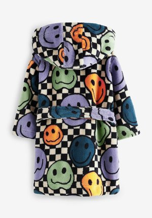 Fleece badekåbe med hætte, der har et flerfarvet smiley-ansigt mønster på en sort-hvid ternet baggrund. Inkluderer et matchende bælte.