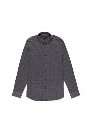 Camisa de botón de manga larga en tela gris oscuro con un patrón sutil. Cuenta con un cuello, un bolsillo en el pecho y botones negros.