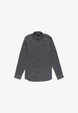 Camisa de botón de manga larga en tela gris oscuro con un patrón sutil. Cuenta con un cuello, un bolsillo en el pecho y botones negros.