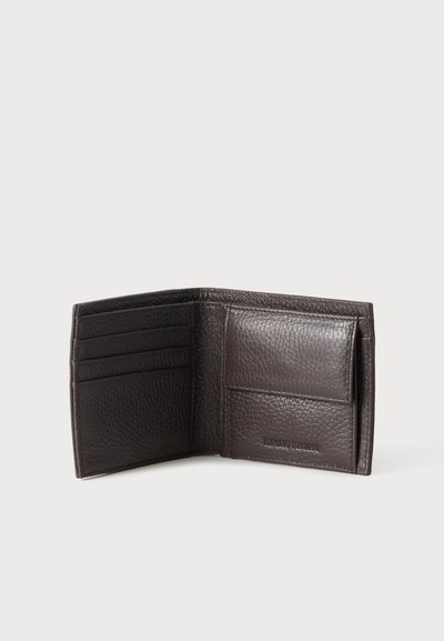 Portefeuille en cuir brun foncé ouvert montrant plusieurs emplacements pour cartes et une poche à monnaie avec surface texturée.