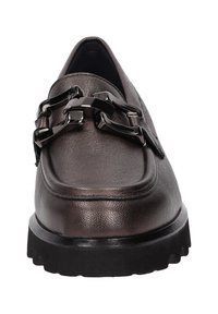 Braune Lederloafer mit strukturiertem Finish, robuster schwarzer Gummisohle und dekorativen Metallkettenakzenten über dem Spann.