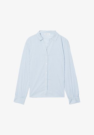 Chemise bleu clair à boutons avec des rayures verticales blanches, col classique, manches longues et coupe décontractée. Texture de tissu lisse.