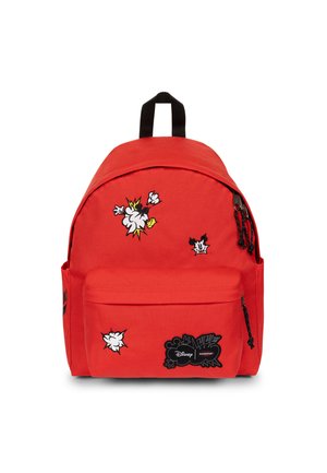 Sac à dos rouge avec poignée noire, poche avant, explosion style dessin animé et écussons Mickey Mouse, et étiquette noire de marque sur la poche.