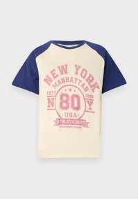 Kreminės spalvos marškinėliai su tamsiai mėlynomis raglan rankovėmis. Puošia rožinė grafika su užrašu "New York Manhattan 80 USA" ir dekoratyviniais elementais.