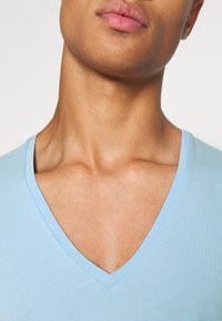 DRYKORN QUENTIN - T-shirt básica - blau