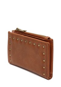 Bruine leren portemonnee met een gestructureerde afwerking en messingen studs langs de rand. Het heeft een ritssluiting aan de bovenkant.