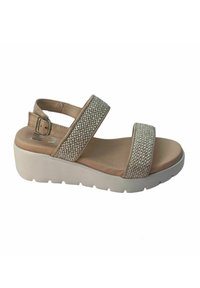 Sandalo con zeppa caratterizzato da due ampie cinghie in tessuto beige, con un design intrecciato testurizzato, e una suola in gomma bianca con un leggero tacco.