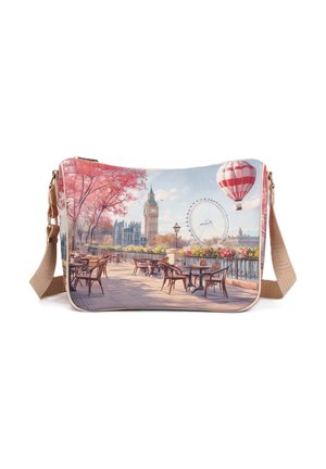 Borsa a tracolla che mostra tavoli di caffè lungo il fiume, alberi rosa, Big Ben, London Eye e una mongolfiera rossa e bianca nel cielo.