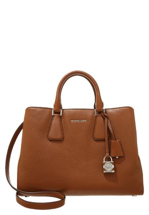 Brązowa skórzana torba Michael Kors z dwoma uchwytami, odpinanym paskiem na ramię i srebrną zawieszką w kształcie kłódki z przodu.