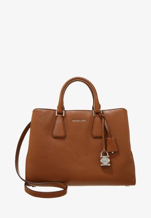 Brązowa skórzana torba Michael Kors z dwoma uchwytami, odpinanym paskiem na ramię i srebrną zawieszką w kształcie kłódki z przodu.