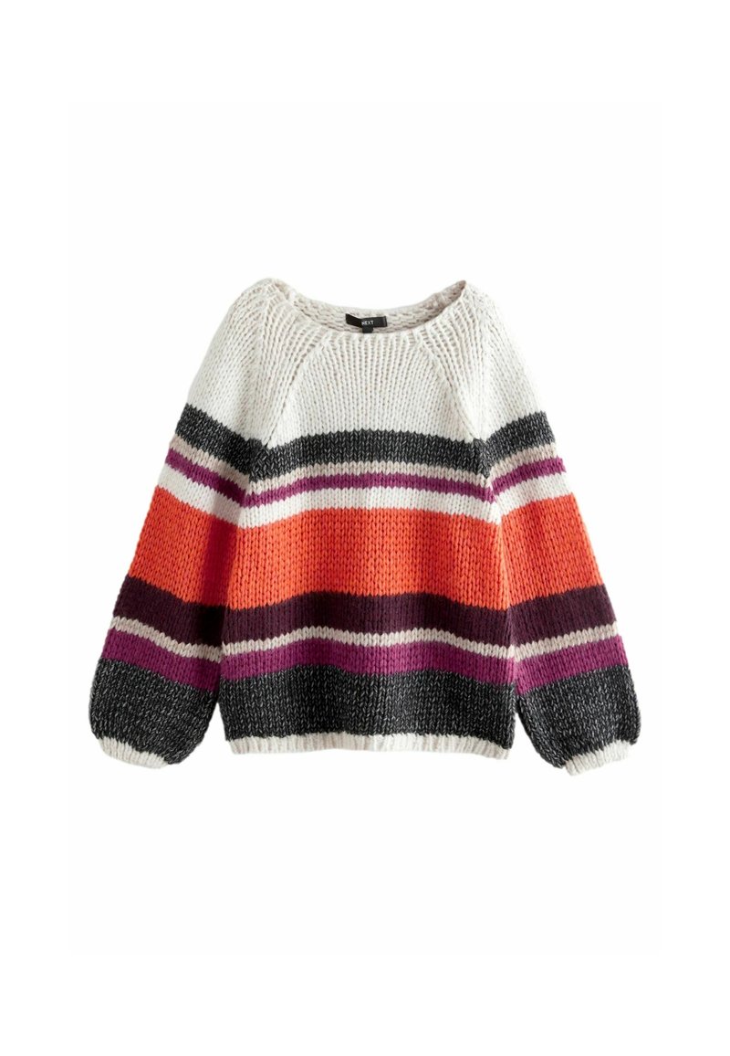 Pull en maille épaisse à larges rayures horizontales blanches, noires, orange, violet et bordeaux, avec des manches longues et un col rond.