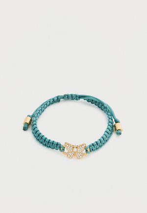 Türkiz fonott karkötő állítható végekkel és egy arany pillangó medállal, amelyet apró fehér kövek és egy középen elhelyezkedő gyöngy díszítenek.