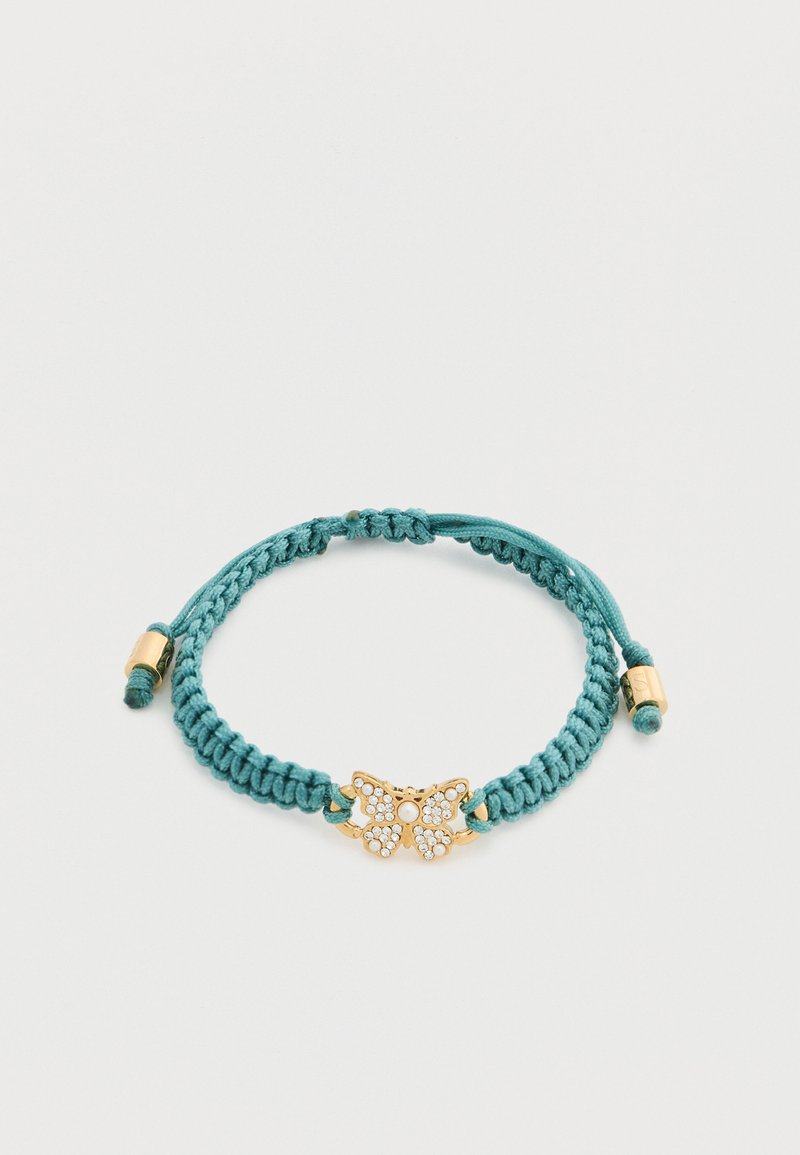 Τυρκουάζ πλεγμένο βραχιόλι με ρυθμιζόμενα άκρα και χρυσό γοβάκι πεταλούδα διακοσμημένο με μικρές λευκές πέτρες και μια κεντρική πέρλα.