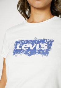 Levi's® THE PERFECT TEE - Printtipaita - egret