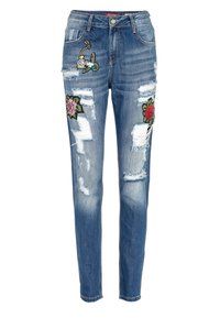 Pantalones vaqueros de mezclilla azul claro con áreas desgastadas y bordados florales en rosa y verde en la parte delantera. Diseño de pierna recta con cinco bolsillos.
