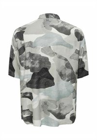 Korte mouw shirt in lichte stof, met een grijs en zwart abstract camouflagepatroon met zachte texturen en een kraagloze halslijn.