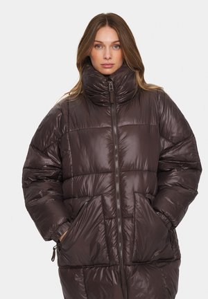 Bruine pufferjas met hoge kraag, glanzende textuur, ritssluiting aan de voorkant en zijzakken; heeft een geborduurde design met grote secties.