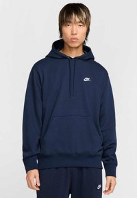 Felpa con cappuccio blu navy realizzata in tessuto morbido, con tasca frontale, cappuccio regolabile e un piccolo logo bianco Nike sul petto.