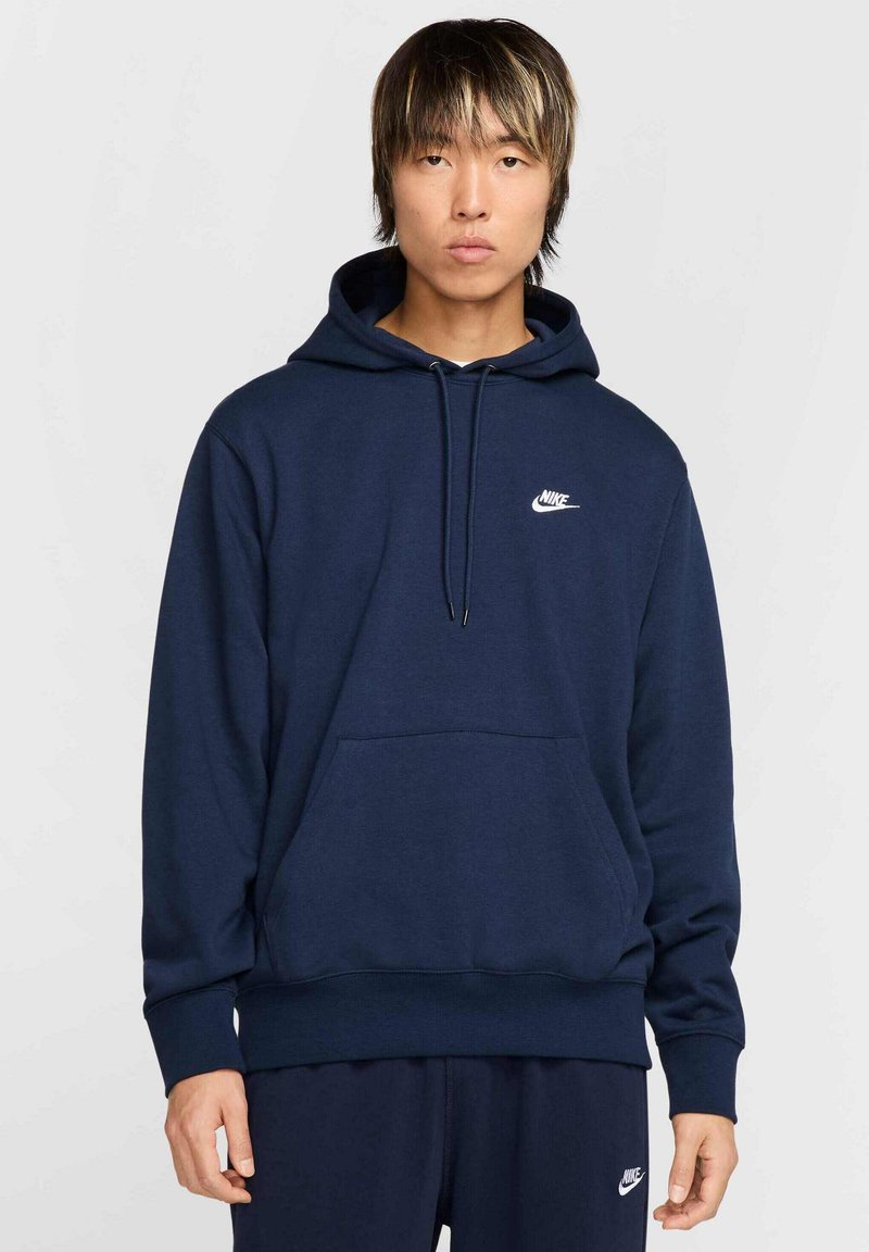 Felpa con cappuccio blu navy realizzata in tessuto morbido, con tasca frontale, cappuccio regolabile e un piccolo logo bianco Nike sul petto.