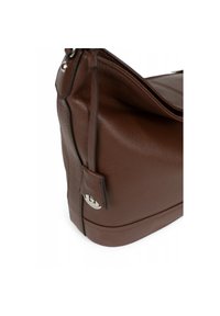 Sac en cuir marron avec une finition texturée, de forme arrondie et des détails en métal argenté. Dispose d'une anse en boucle et d'accents cousus.