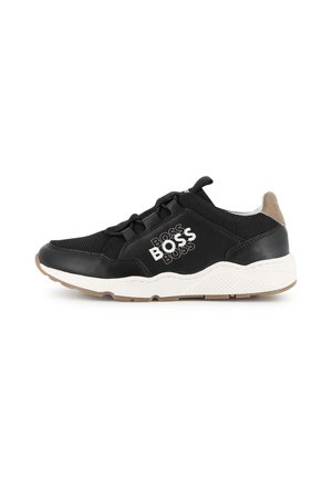 Baskets de sport noires et beige avec semelle blanche et dessus en mesh, avec le logo "BOSS" blanc sur le côté, affichées sur fond blanc.