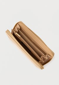 Bēšs maks ar rāvējslēdzēju, vairākām nodalījumiem, gludu tekstūru un zelta detaļām. Izceļas ar centrālo rāvējslēdzēja kabatu un karšu turētājiem.