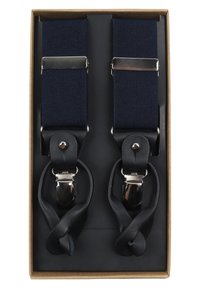 Tirantes de tela color azul marino con clips de metal plateados, con extremos de cuero. Envasados en una caja de cartón marrón con un inserto negro.