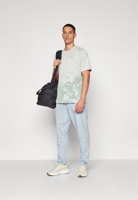 Under Armour UNSTOPPABLE - Pantalon de survêtement - harbor blue/black
