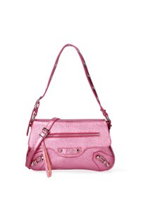 Borsa a mano metallica rosa con una forma strutturata, tracolla e accessori metallici. Presenta una tasca frontale con zip e dettagli a rivetto.