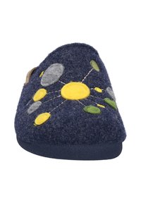 Pantofole in feltro blu scuro con cerchi di feltro multicolori in giallo, grigio e verde, con cuciture decorate sulla parte superiore e una suola testurizzata.