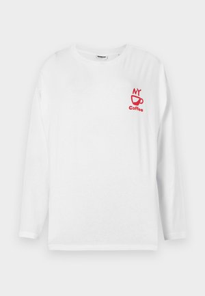 T-shirt blanc à manches longues en coton, avec un texte rouge "MY Coffee" et un graphique de tasse sur le côté gauche de la poitrine.