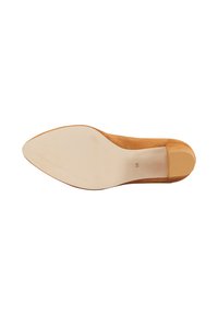 Tan ruskind højhælede sko med spids tå og glat, beige gummisål. Størrelse 38 markeret på bunden.