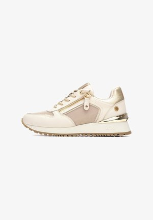 Zapatilla ligera en crema y beige con detalles en oro metálico. Presenta paneles de malla, una cremallera lateral y suela texturizada.