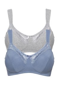 Deux soutien-gorge exposés ensemble : un soutien-gorge en tissu gris clair avec des bordures en dentelle, et un soutien-gorge bleu avec des accents en dentelle et un nœud décoratif au centre.