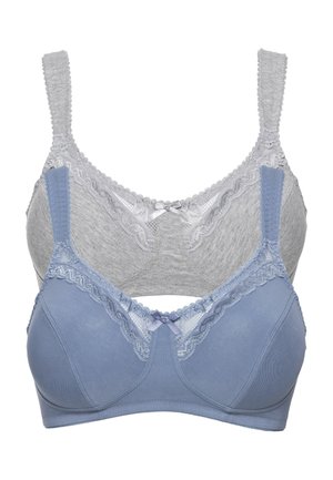 Due reggiseni esposti insieme: un reggiseno di tessuto grigio chiaro con rifiniture in pizzo e un reggiseno blu con dettagli in pizzo e un fiocco decorativo al centro.