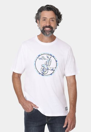 Camiseta de algodón blanca con un gráfico floral circular en azul y verde, con un logotipo estilizado en el centro. Mangas cortas, corte relajado.