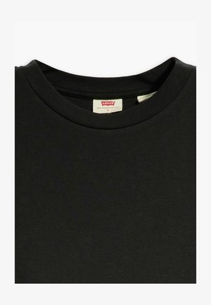 Czarny t-shirt z krótkim rękawem i okrągłym dekoltem, wykonany z bawełny, z czerwono-białą metką Levi's umieszczoną w pobliżu dekoltu.