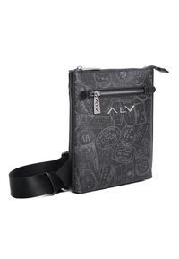 Borsa a tracolla nera con motivo di francobolli, tasca anteriore con zip, tracolla regolabile e dettagli in hardware argentato. Realizzata in materiale testurizzato.