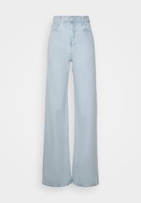 Jeans de cintura alta, de perna larga, em azul claro, feitos de denim. Possui fecho de botão, cinco bolsos e detalhes de bainha desfiada.