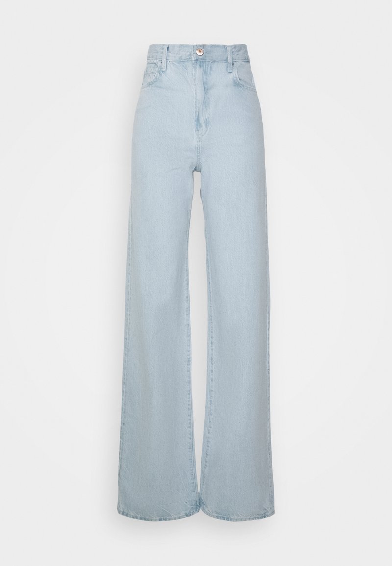 Jeans de cintura alta, de perna larga, em azul claro, feitos de denim. Possui fecho de botão, cinco bolsos e detalhes de bainha desfiada.