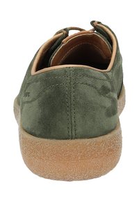 Grüner Wildlederschuh mit weichem Finish, hellbraunen Lederakzenten, Gummisohle und klassischem Schnürdesign. Verfügt über minimale Nähtedetails.