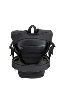 Mochila negra con un interior espacioso y texturizado, que cuenta con un compartimento principal, un bolsillo con cremallera y correas ajustables. Incluye un asa superior.