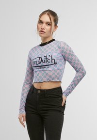 Langermet crop topp i lys lilla mesh med et gjentakende blått mønster og svart kant. Har en fremtredende svart logo i midten.