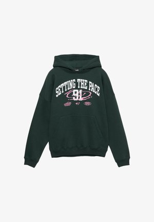 Zöld kapucnis pulóver elülső zsebbel, fehér és rózsaszín "SETTING THE PACE 91" felirattal, laza, kényelmes szabásban.