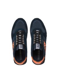 Sneakers con tomaia in rete e suede blu navy, lacci neri, dettagli arancioni e suola in gomma testurizzata. Logo evidente sul lato.