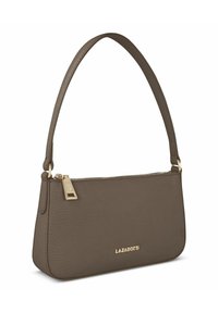 Borsa a tracolla in pelle marrone con texture, zip dorata, elementi decorativi e una tracolla sottile, con un logo discreto.