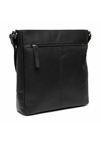 Borsa a tracolla in pelle nera con una forma rettangolare elegante, dotata di una tasca con zip sulla parte anteriore e di una tracolla rimovibile.