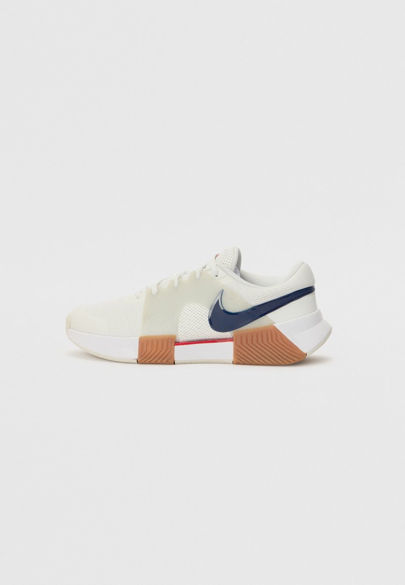 Chaussures de sport légères en maille blanc cassé avec des accents bleu marine, semelle en caoutchouc, design entrelacé et subtil détail rouge sur la semelle intermédiaire.