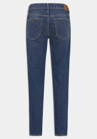 Granatowe dżinsy o slim fit, z pięcioma kieszeniami i brązową skórzaną metką w pasie. Widoczne akcenty w postaci przeszyć.